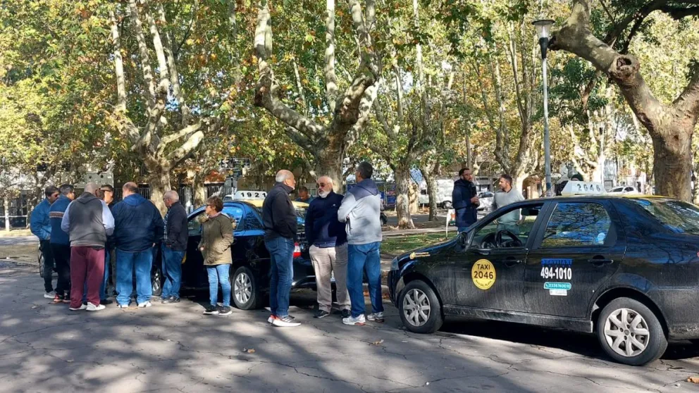 Taxistas y remiseros llevan adelante un paro hasta las 14