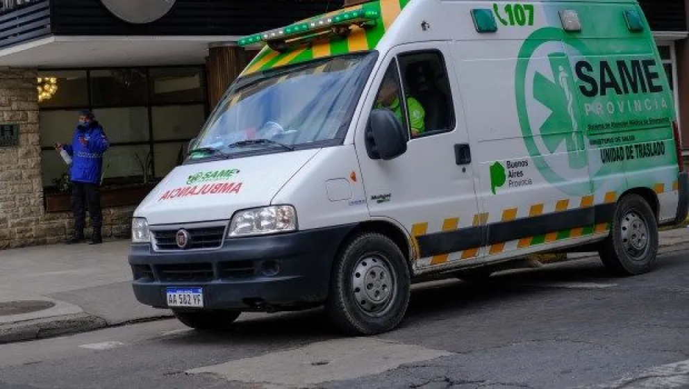 Chocaron un auto y un colectivo: un hombre debió ser rescatado por los bomberos