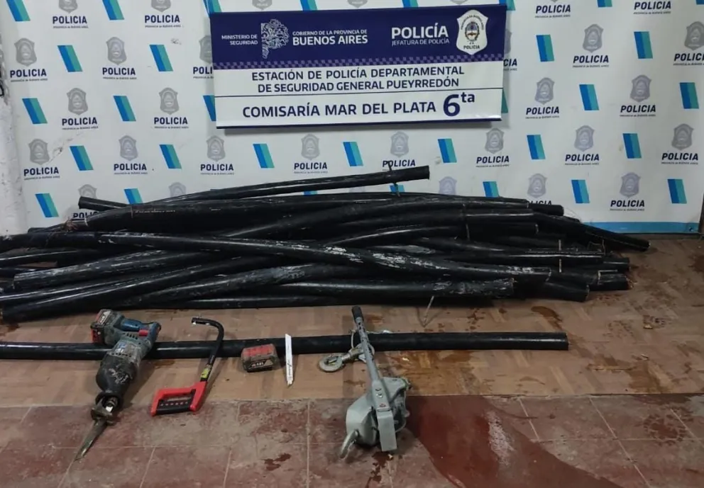  Ladrones se metieron en una alcantarilla para robar cables y herramientas