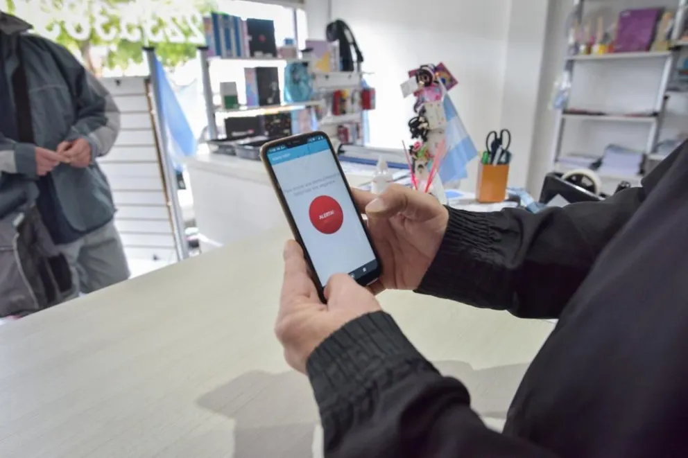 Se implementó una aplicación móvil para los botones de alerta para comercios, escuelas y clubes