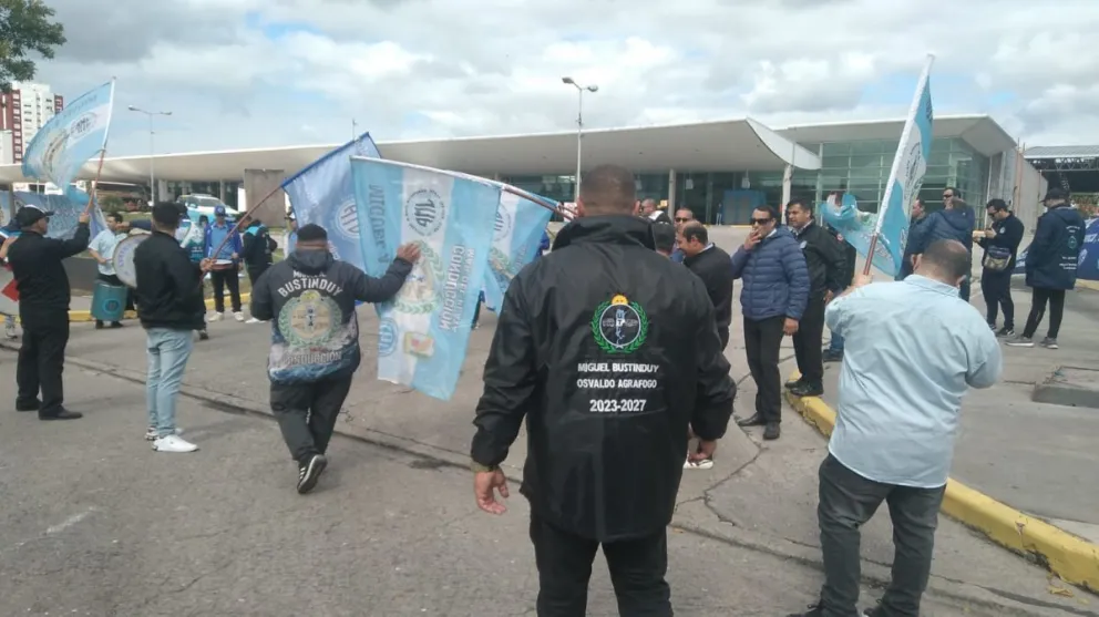 Bloquean la salida de servicios de una empresa de micros de larga distancia por despido de trabajadores