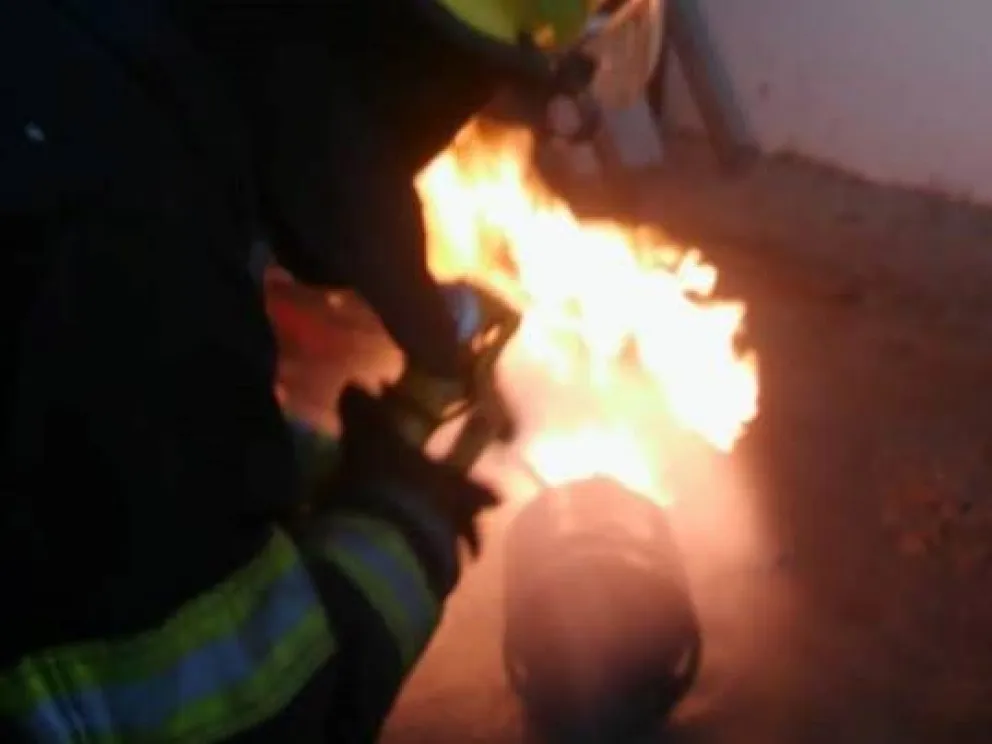 Explotó una garrafa dentro del baño de una vivienda: un herido leve