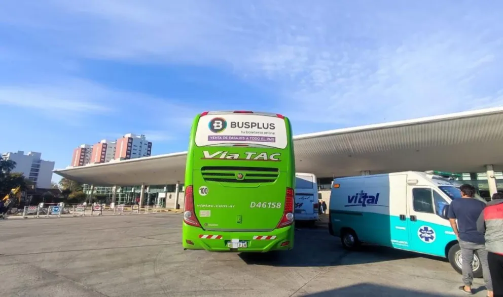 Un micro atropelló a un hombre dentro de la Ferroautomotora