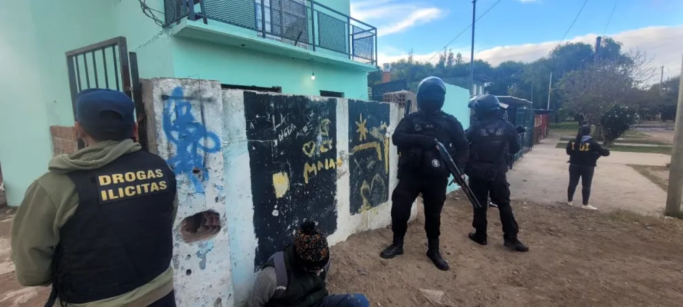 Megaoperativo antidrogas con 70 efectivos en el Barrio Libertad: cinco bunkers desbaratados