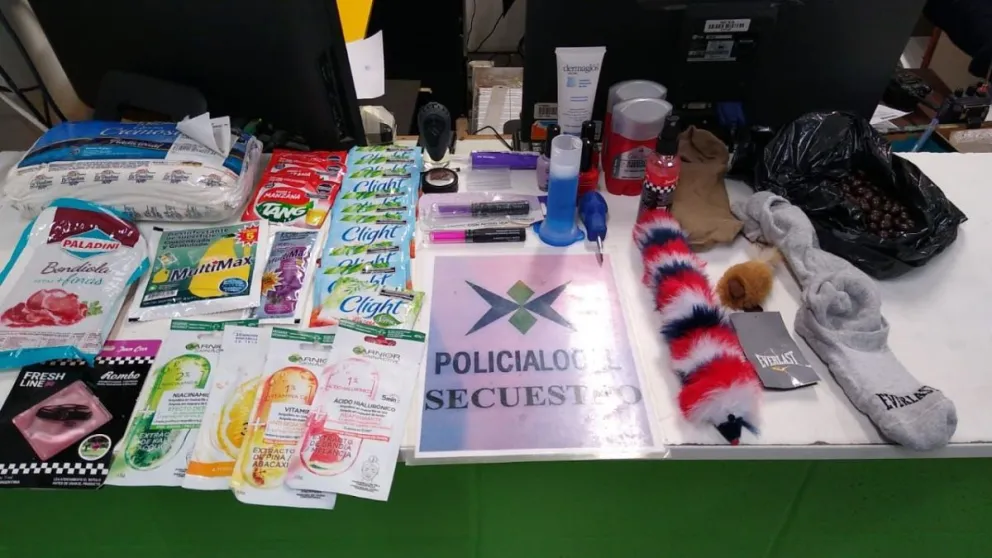 Atraparon a delincuentes cuando robaban mercadería en un hipermercado: tenían hasta juguetes para gatos