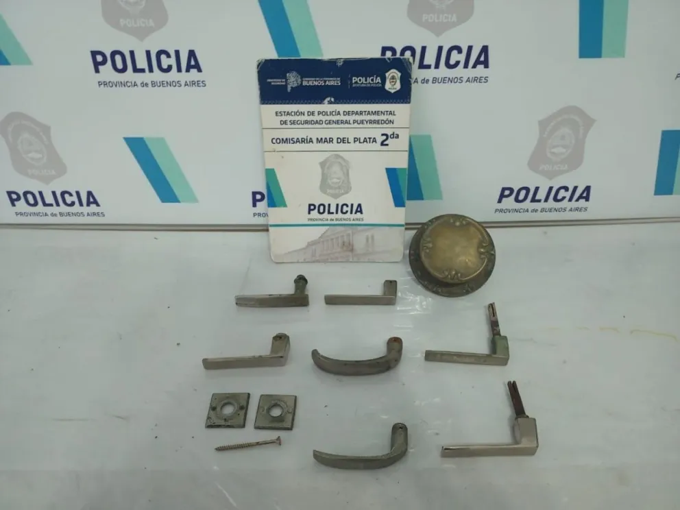 Atraparon a dos ladrones de picaportes de bronce
