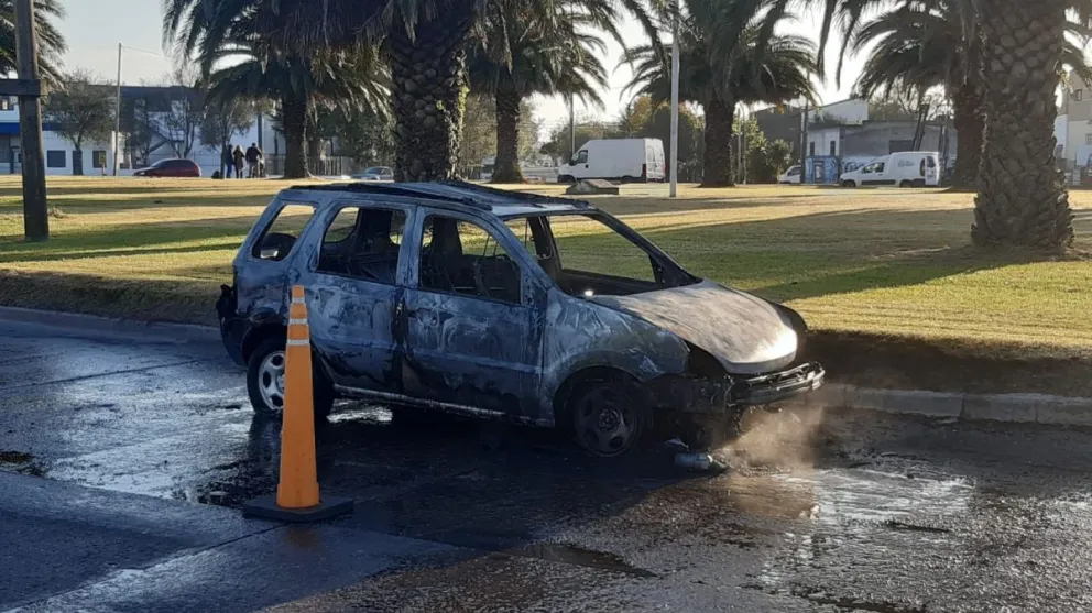 Se incendió una Ford Ecosport en la rotonda de Monseñor Zabala y Florisbelo Acosta