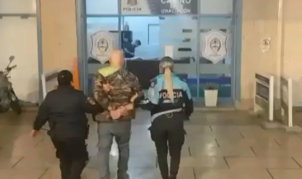 A la cárcel de Batán por unas rabas: Quiso cambiar el pedido, enfureció y provocó destrozos