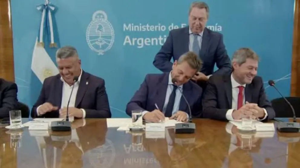 Massa y Lammens firmaron los avales para la realización del Mundial Sub-20