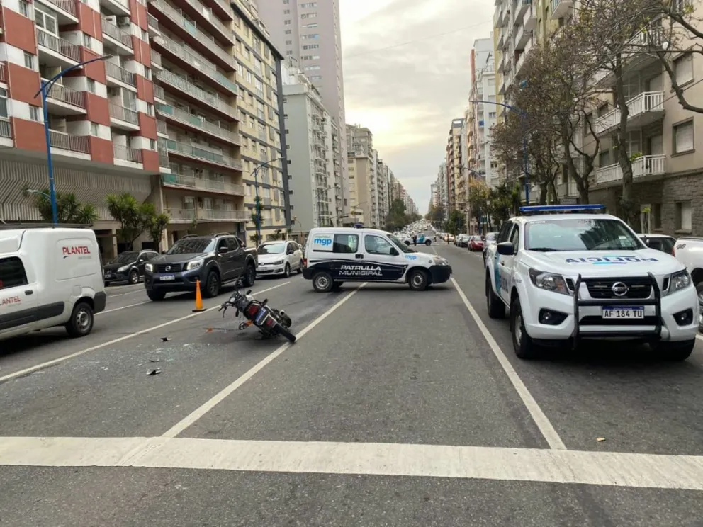 Motociclista fue trasladado al Interzonal tras chocar con un auto en Colón y Olavarría