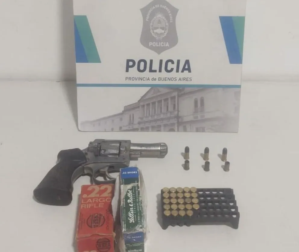 Detienen a hombre que iba a los tiros en un Corsa robado en el barrio Parque Peña