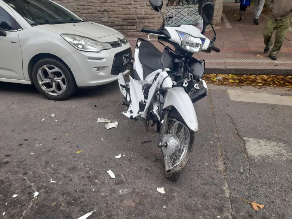 A contramano, sin tarjeta verde ni seguro, chocó con su moto: su hijo terminó con una pierna quebrada