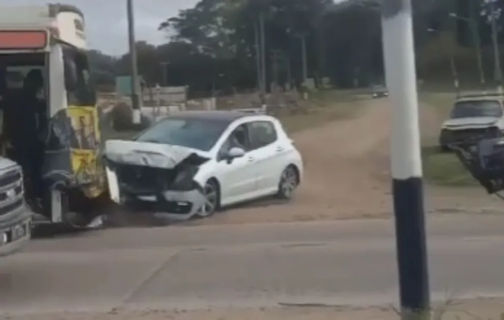 Un colectivo con hinchas de Aldosivi chocó de lleno a un auto y hay heridos