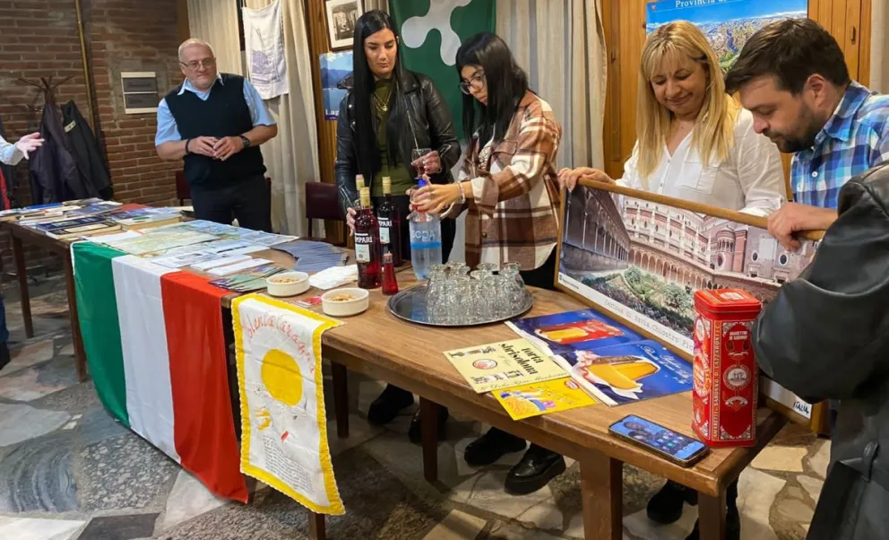 Se vivió "una fiesta" con gran convocatoria en la Noche de las Colectividades