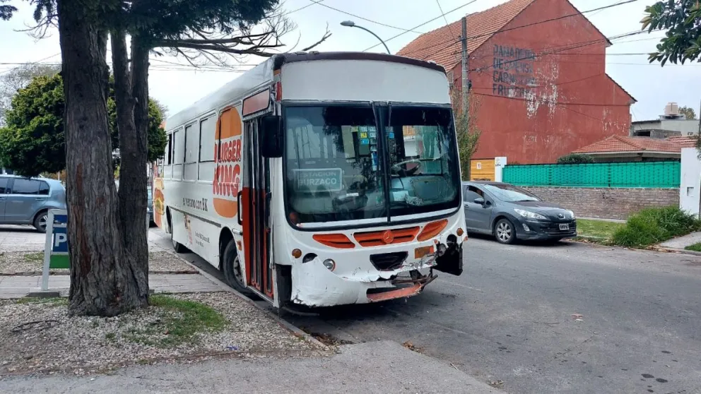 Dos días después, el micro que chocó en Mario Bravo permanece en la Comisaría Quinta
