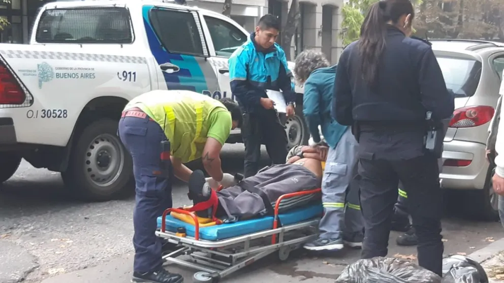 Motociclista arrolló a uno de dos muchachos que se peleaban a golpes en la calle