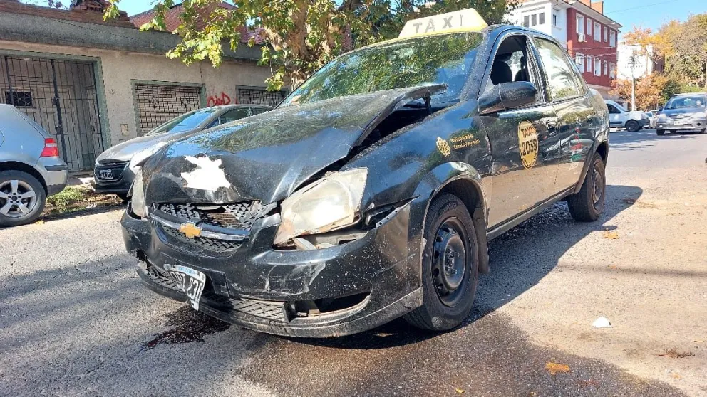 Chocó su auto contra un taxi minutos después de comprarlo: no tenía licencia, ni tarjeta verde, ni seguro