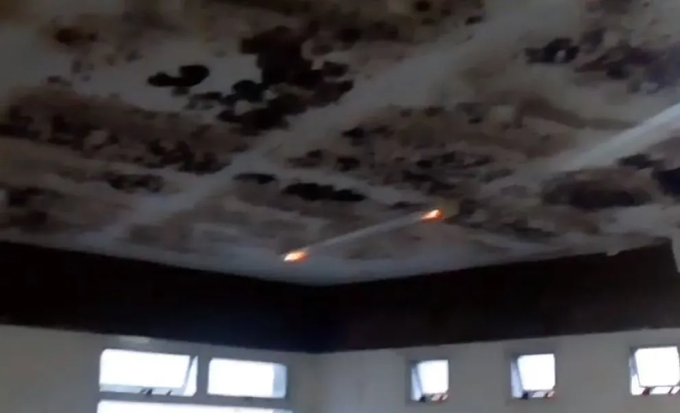 Padres de la EEM N°3 tuvieron una reunión por el mal estado de los techos de la escuela