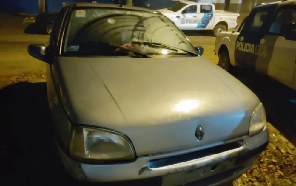 Prendieron fuego coches en una casa de Jorge Newbery y se comprobó que eran robados