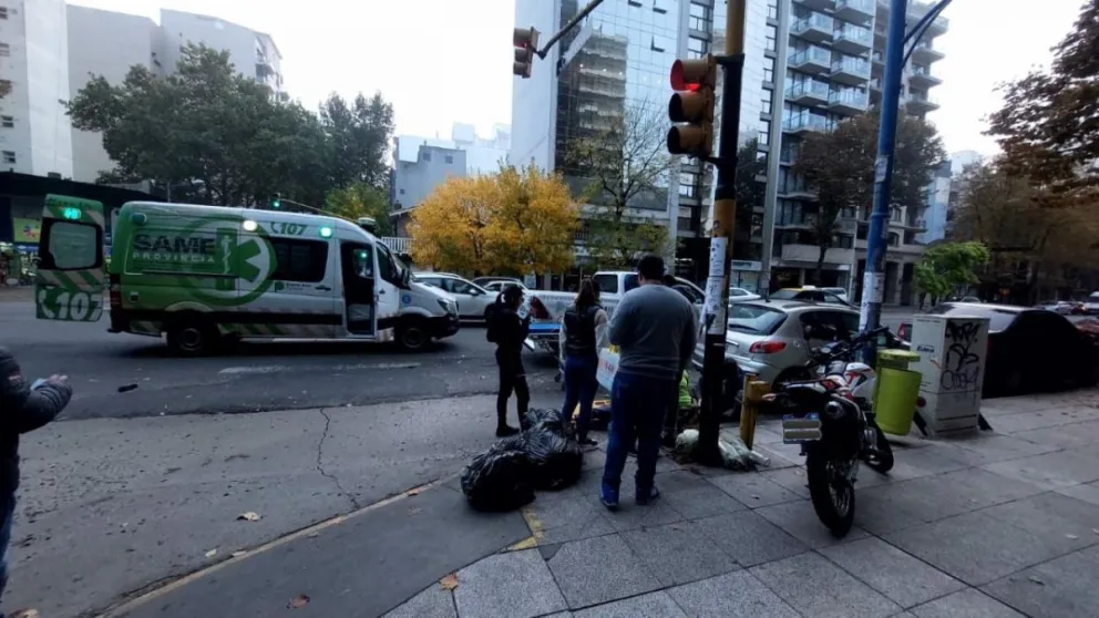 Un motociclista atropelló a un peatón y le provocó una fractura de tobillo
