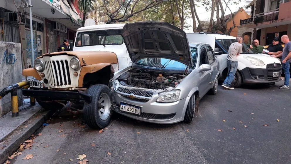 Un remís chocó contra una camioneta y lesionó a su conductor en el macrocentro