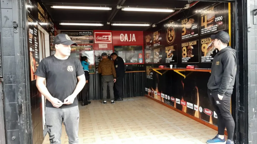 Videos: impresionante robo en modo "piraña" en una hamburguesería de Buenos Aires al 1700