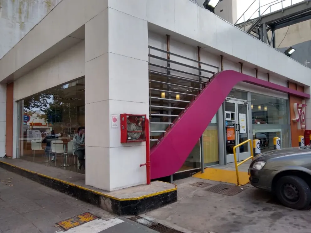 Robaron en una estación de servicio y testigos afirmaron que la empleada se descompensó