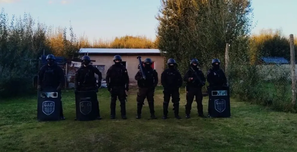 Baleó la casa de un vecino y fue detenido: secuestraron gran cantidad de droga y municiones