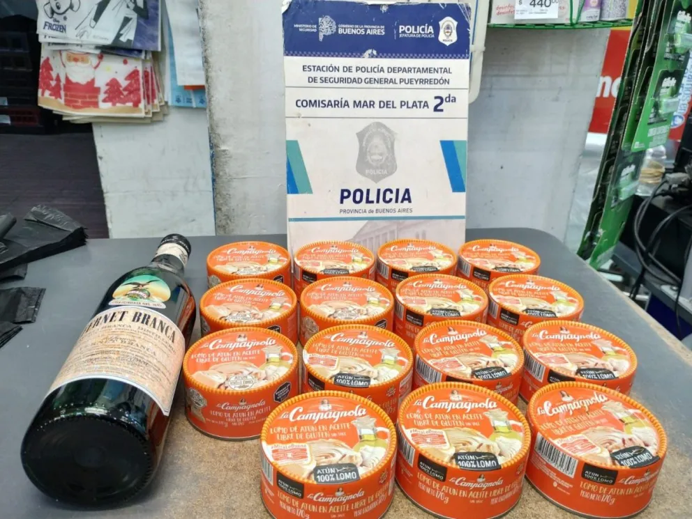 Entraron a un supermercado y se robaron latas de atún y fernet