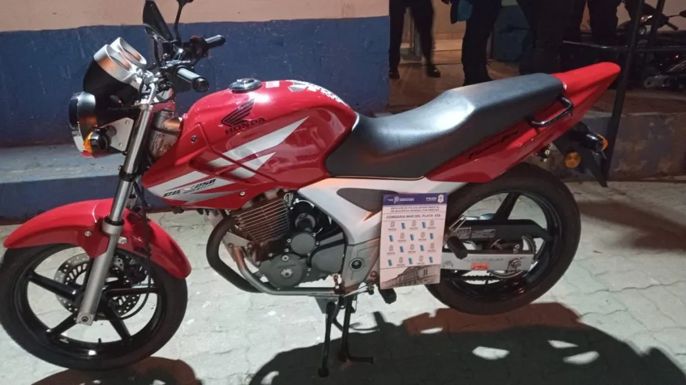 Tras persecución, detienen a adolescentes que habían robado una moto en Plaza Rocha