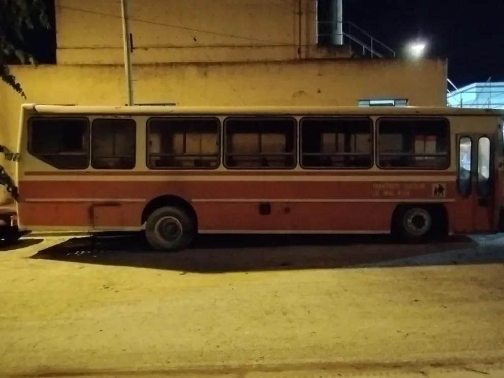 Prendieron fuego un colectivo escolar y se dieron a la fuga
