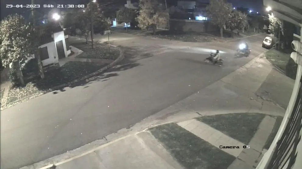 Video: así le robaron la moto a un repartidor cuando entregaba un pedido