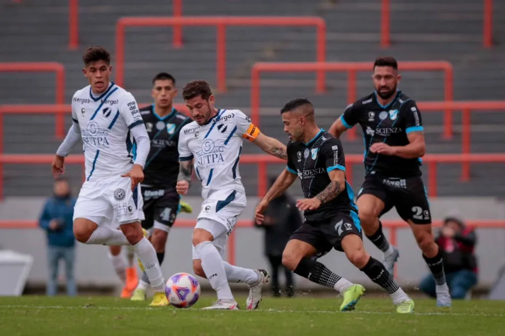 Alvarado perdió de local y empieza a complicarse