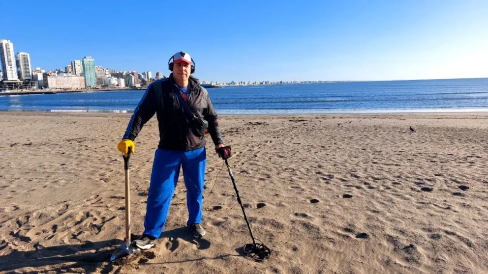 Detectoristas: los buscadores de tesoros de las playas marplatenses
