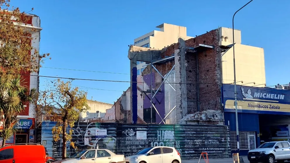 Preocupación por los murales que quedaron a la intemperie tras el incendio del ex cine San Martín