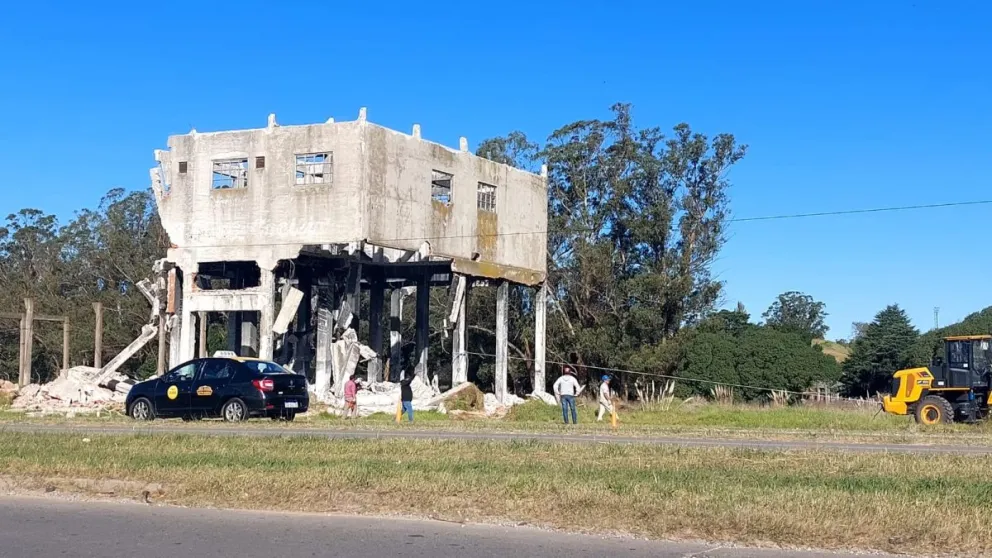 VIDEO: Comenzaron los trabajos para demoler una antigua harinera sobre la Ruta 88