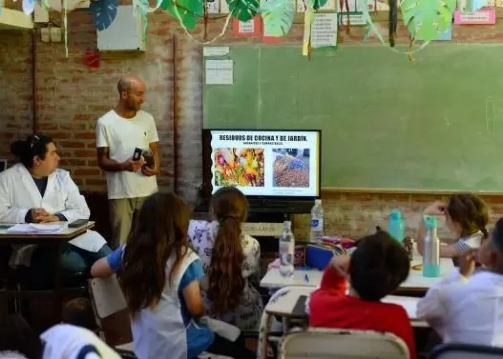 Presentaron en escuelas municipales un programa educativo de compostaje