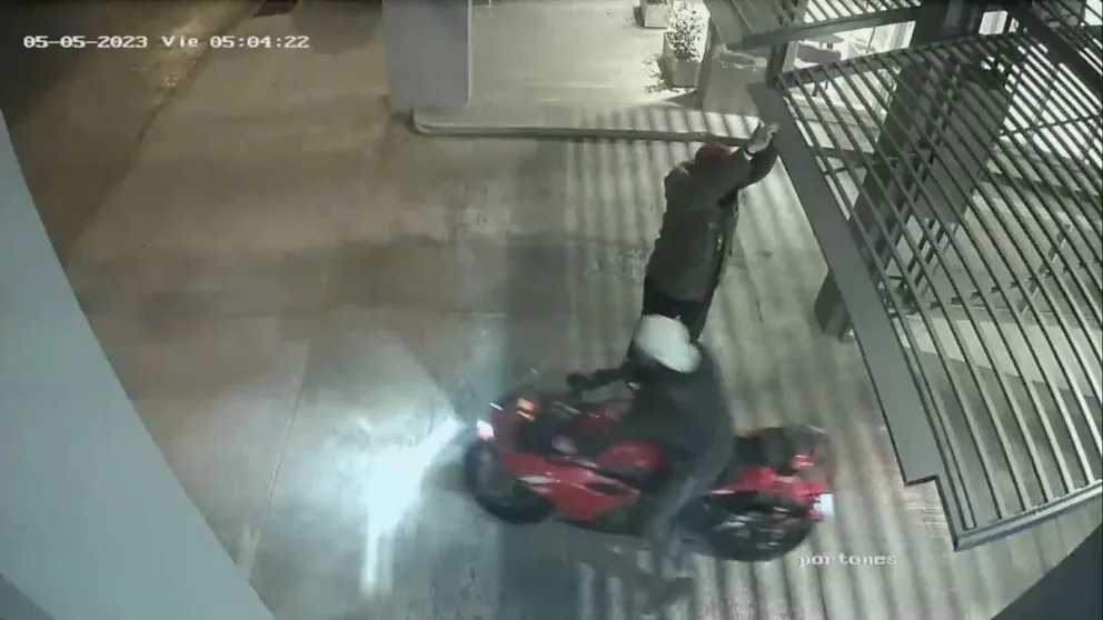 Volvieron a forzar el portón de edificio ubicado frente al Colegio Einstein y se llevaron una moto