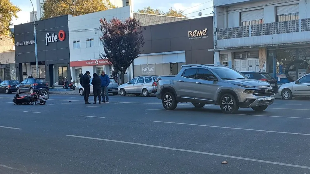 Ingresó a contramano en Colón y provocó un choque entre una camioneta y una moto