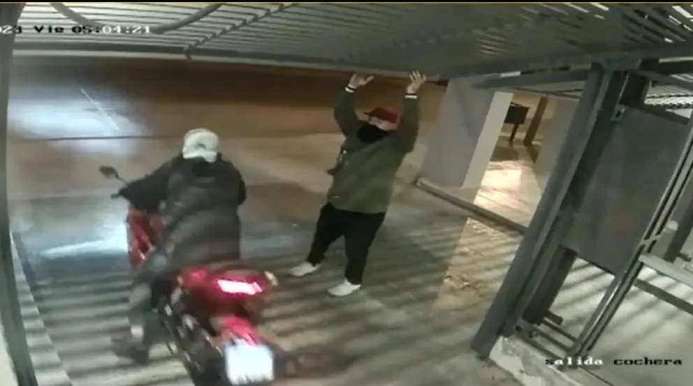 Video: Así fue la maniobra de los delincuentes que robaron moto de un edificio