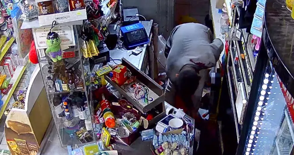 Video: dos personas con traje robaron un polirrubro, dejaron inconsciente al empleado y se fugaron en taxi