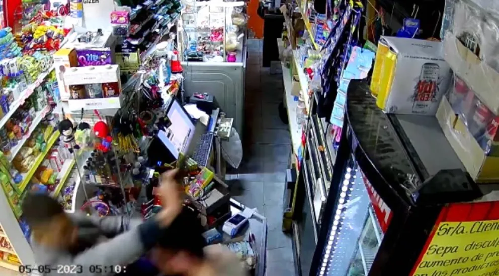 Video: así comenzó el salvaje asalto a un polirubro frente a la rotonda del Faro