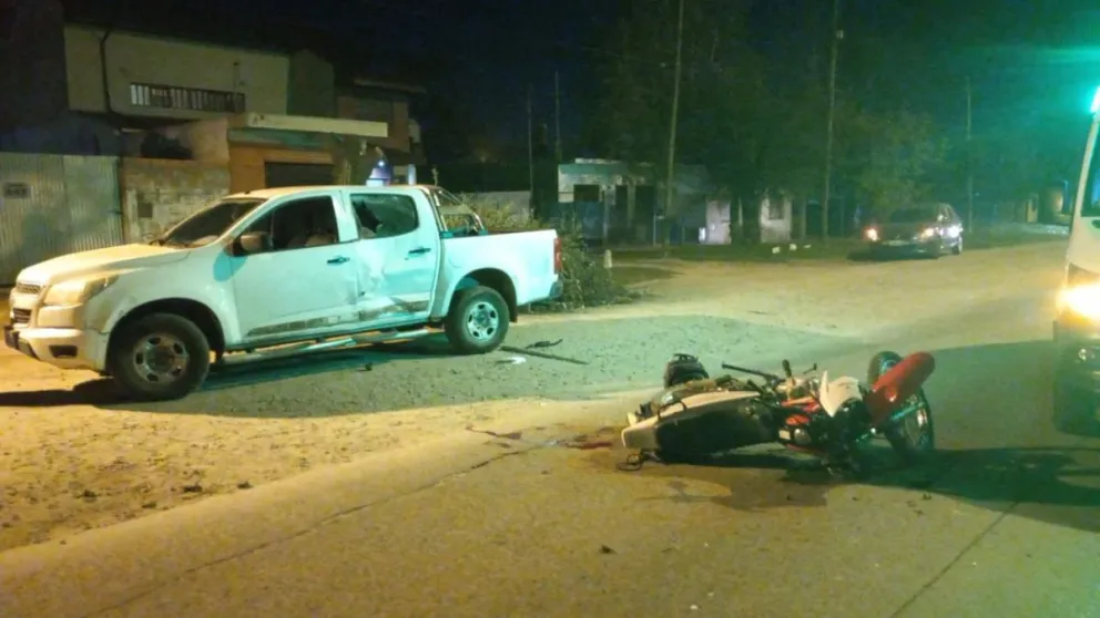 Motociclista en grave estado tras chocar con una camioneta en Gardel y Ayolas