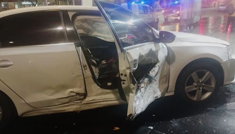 Dobló con el semáforo en rojo y chocó: dos personas fueron trasladadas al hospital 