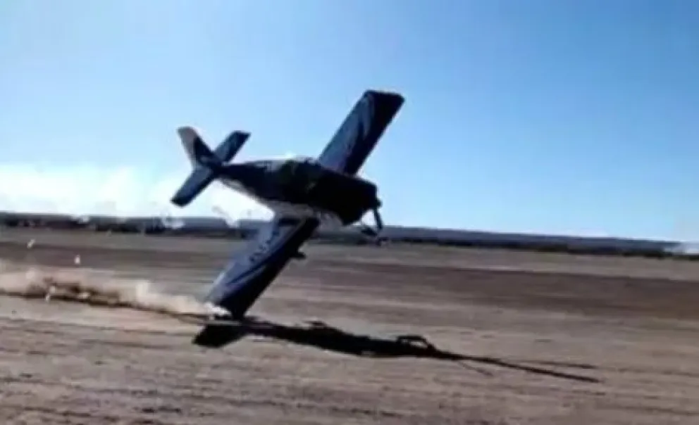 Video: un avión acrobático casi provoca una tragedia