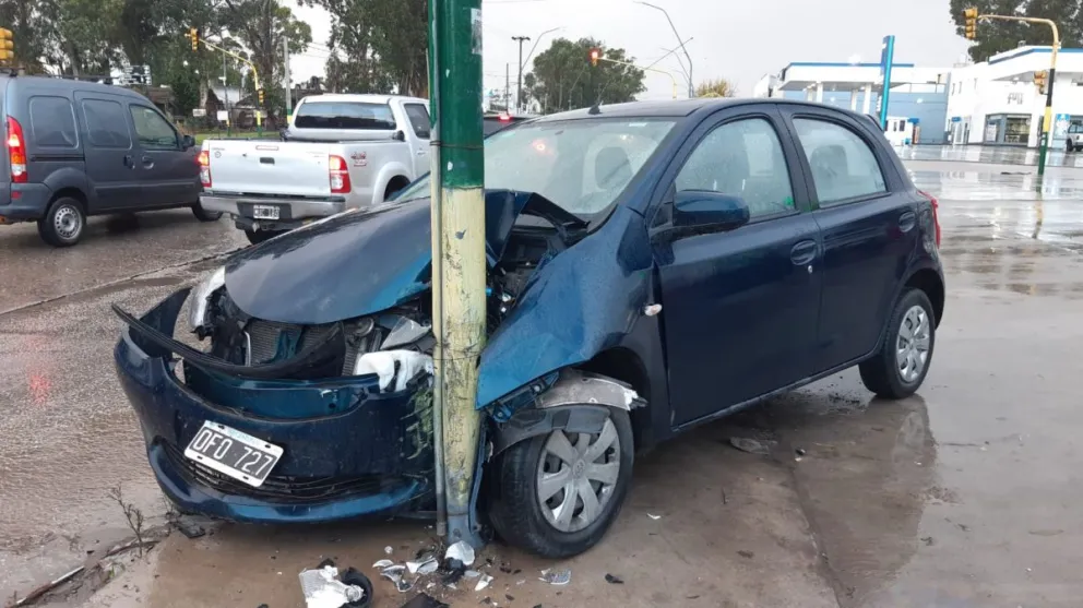 Quiso cortar camino para evitar la cola de autos en un semáforo y chocó de frente una columna de alumbrado