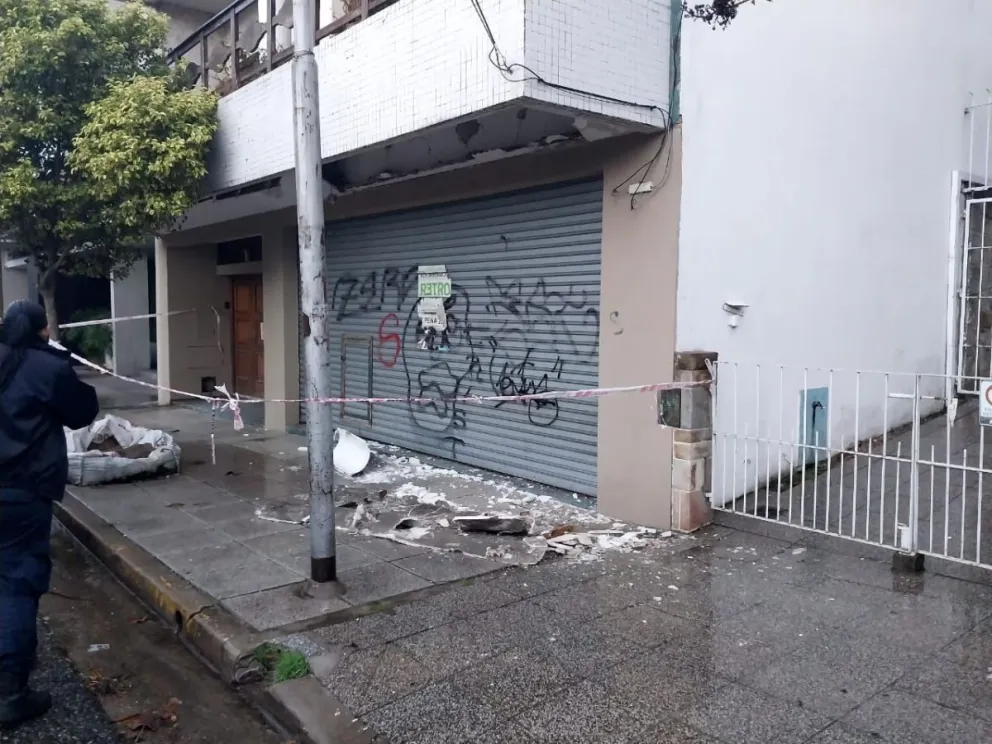 Cayó mampostería de un local a metros de una escuela