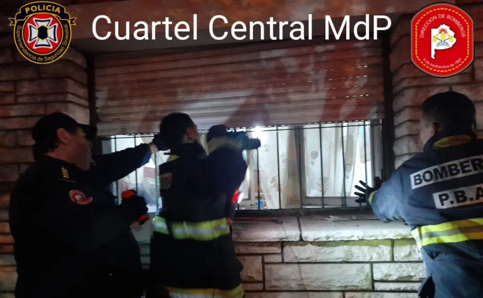 Personal de Bomberos debió cortar una reja para rescatar a una mujer mayor 