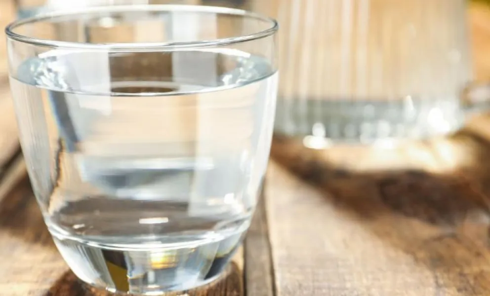 Locales bailables y bares deberán dar agua gratis a los clientes