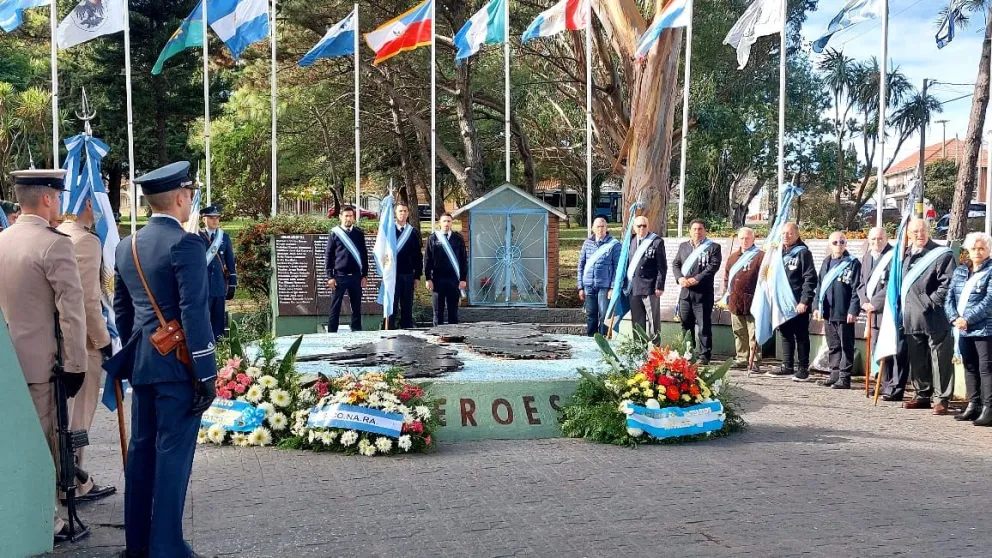 Emotivo acto en memoria de los civiles caídos en Malvinas